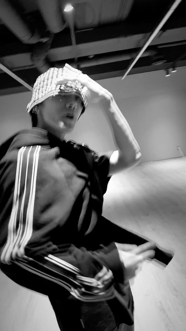 ป๊าดดดดดดดเตน จัดโต๊ะจีนแล้วขึ้นไปเต้นโชว์เถอะ คนมาตามจ้องเธอขนาดนี้ละ