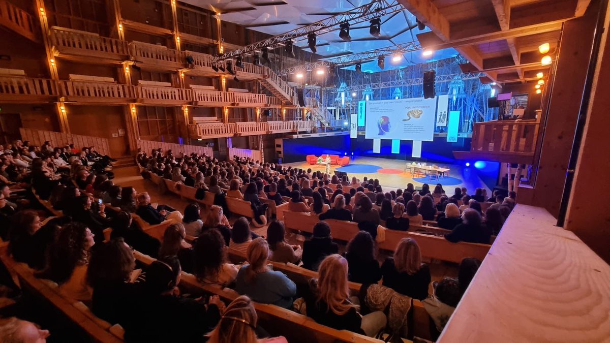 ProgrammeEVE's tweet photo. Le message de Joanna Barsh !✨

Pour un leadership centré, surmonte tes peurs, travaille tes freins, nourris la confiance et engage-toi avec générosité… Sans jamais oublier de te ré-énergiser !

#eve2022 #leadership #centeredleadership #work #travail #performance #women https://t.co/XymP93Jktc