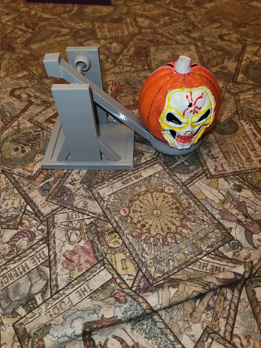 TerribleGamer7's tweet photo. Print of the day is a desktop catapult.  By jessc918.  Thing is super fun. https://t.co/fxt7TtSpLM