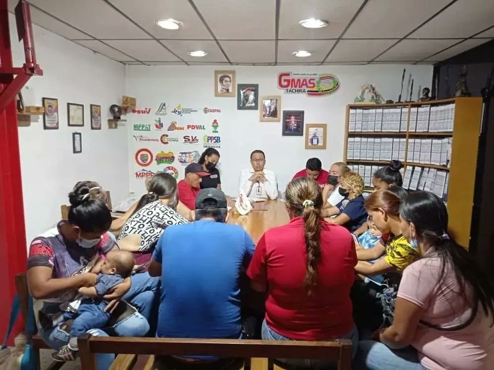 #27Septiembre En el #MartesDeAtención recibimos junto al Jefe Regional de los Clap <a href="/carlosperez_ch/">Carlos Alfonso Pérez</a> a la Estructura del  #Clap Ideales de Chávez, la Tutora <a href="/VivasYraima/">Belkis Yraima Vivas</a>, Jefe de Comunidad, Jefe UBCH, Líderes de Calle e integrantes del Estado Mayor de Alimentación del Mcpio Torbes