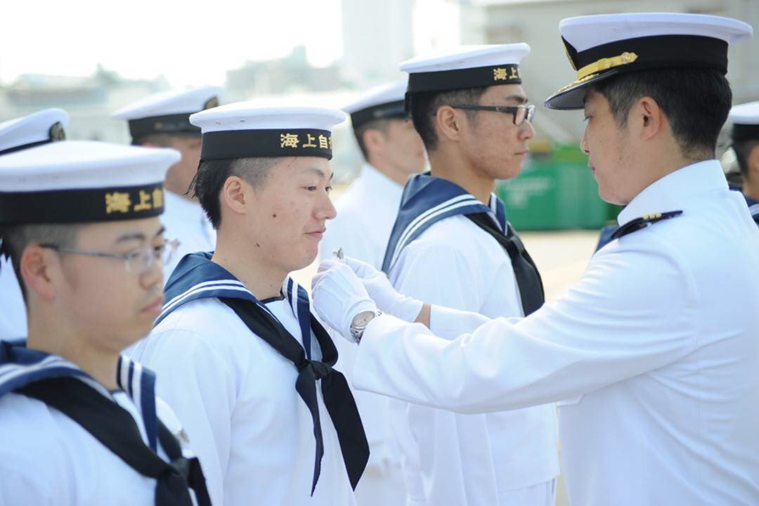 海自あるある】 #セーラー服 というと日本では女子学生の制服という