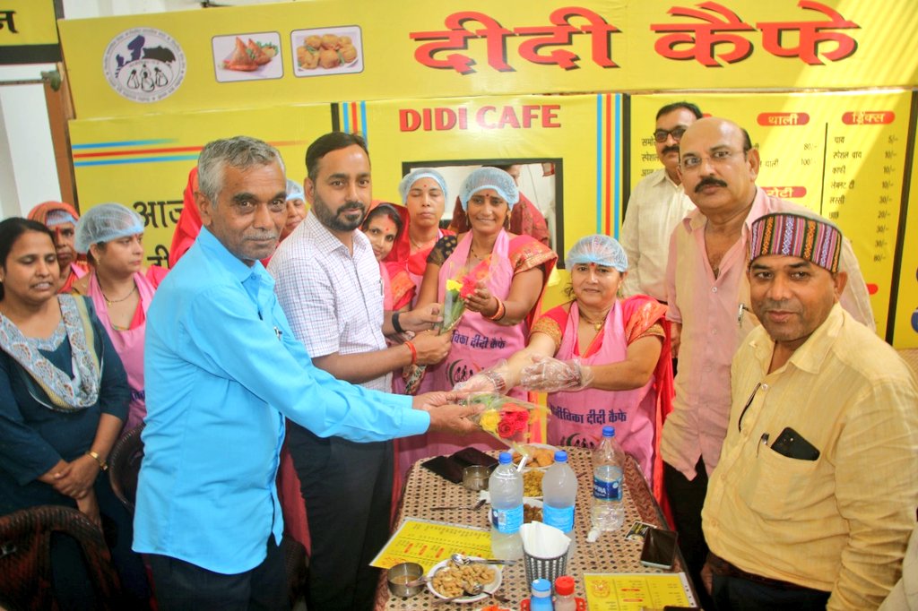 Collector_Satna's tweet photo. आजीविका मिशन की दीदियों द्वारा संयुक्त कलेक्ट्रेट भवन में संचालित दीदी कैफे का शुभारंभ बुधवार को कलेक्टर श्री अनुराग वर्मा और जिला पंचायत अध्यक्ष श्री रामखेलावन कोल ने फीता काटकर किया। इस मौके पर सभी ने दीदियों द्वारा बनाने गए लजीज व्यंजनों का जायजा लिया। 

#JansamparkMP https://t.co/KozRQPGfWv