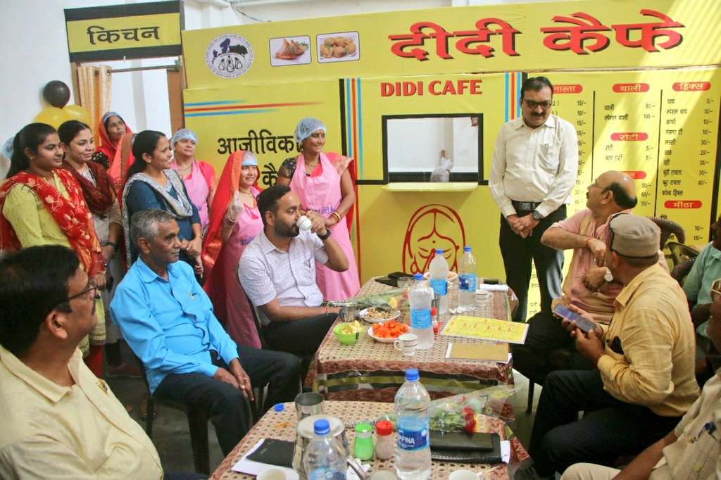 Collector_Satna's tweet photo. आजीविका मिशन की दीदियों द्वारा संयुक्त कलेक्ट्रेट भवन में संचालित दीदी कैफे का शुभारंभ बुधवार को कलेक्टर श्री अनुराग वर्मा और जिला पंचायत अध्यक्ष श्री रामखेलावन कोल ने फीता काटकर किया। इस मौके पर सभी ने दीदियों द्वारा बनाने गए लजीज व्यंजनों का जायजा लिया। 

#JansamparkMP https://t.co/KozRQPGfWv