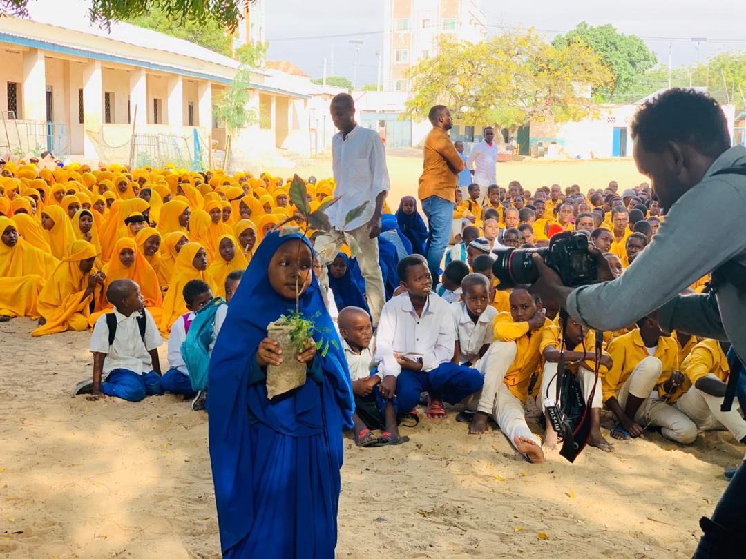 A_Farole's tweet photo. @SomEnviroForum launches Phase 4 Tree Plantation campaign of its movement in promoting awareness of climate change and eco-friendly . We conducted at  Jabuuti school in Wadajir, Mogadishu.

We encouraged to the students of the importance of plantation and environment https://t.co/r1ld7q3JJT