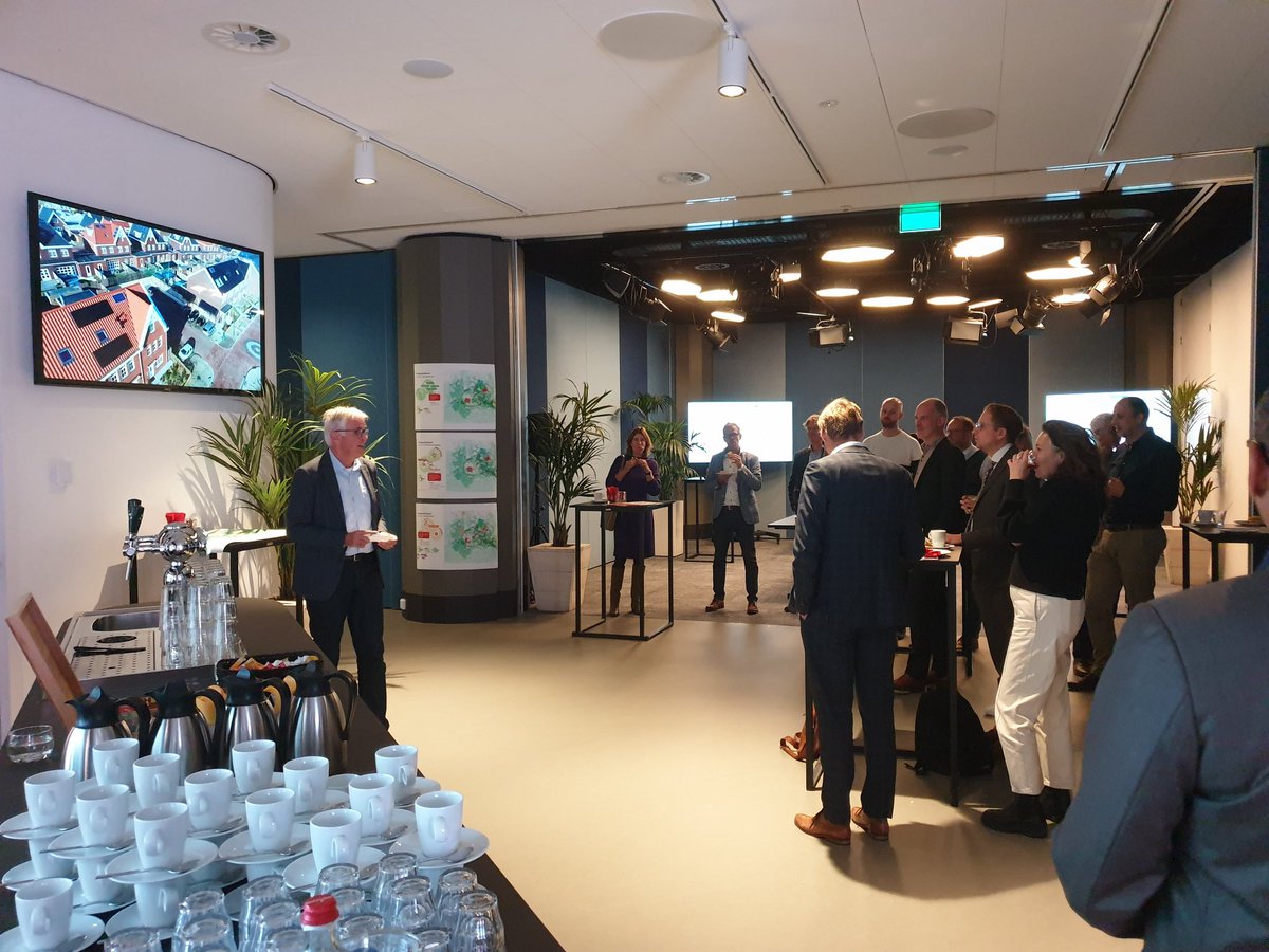 Loco secretaris Cor Bontje opent de Utrechtlunch in Nieuwspoort waar we stilstaan bij de verschillende (ruimtelijke) opgaven in het midden van Nederland. #puzzel #utrechtborrel <a href="/ProvUtrecht/">Provincie Utrecht</a>