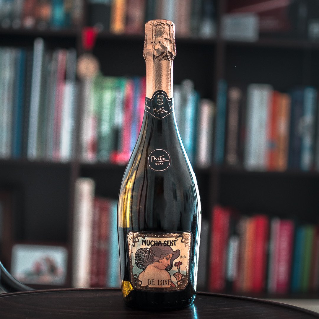 MuchaSekt's tweet photo. Oslavte Den české státnosti s jedinečným Mucha Sekt De Luxe Doux. Pro takovou příležitost je jak na míru dělaný. 🍾🇨🇿
#muchasekt #muchasektdeluxe #muchasektdoux #ochutnejumeni #sekt #tradice #statnisvatek #oslava https://t.co/swZSk9QLsM