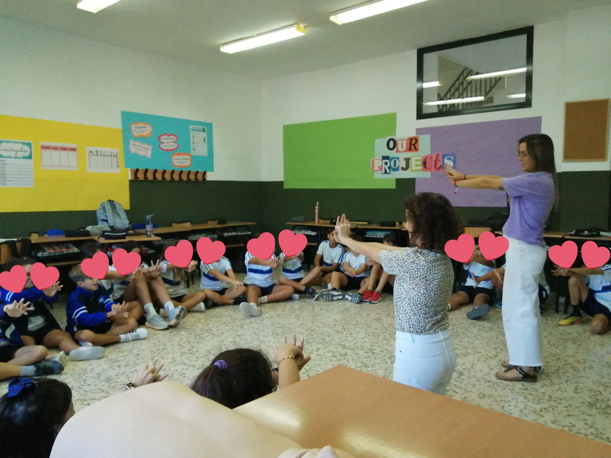 SaludVictoria's tweet photo. Hoy los alumnos de 6° EP de @ColegioReina realizan taller de RCP básica con DESA con profesionales del @SaludVictoria : Andrea (MIR) y Raquel (ERC). https://t.co/r5yKkM0fmO