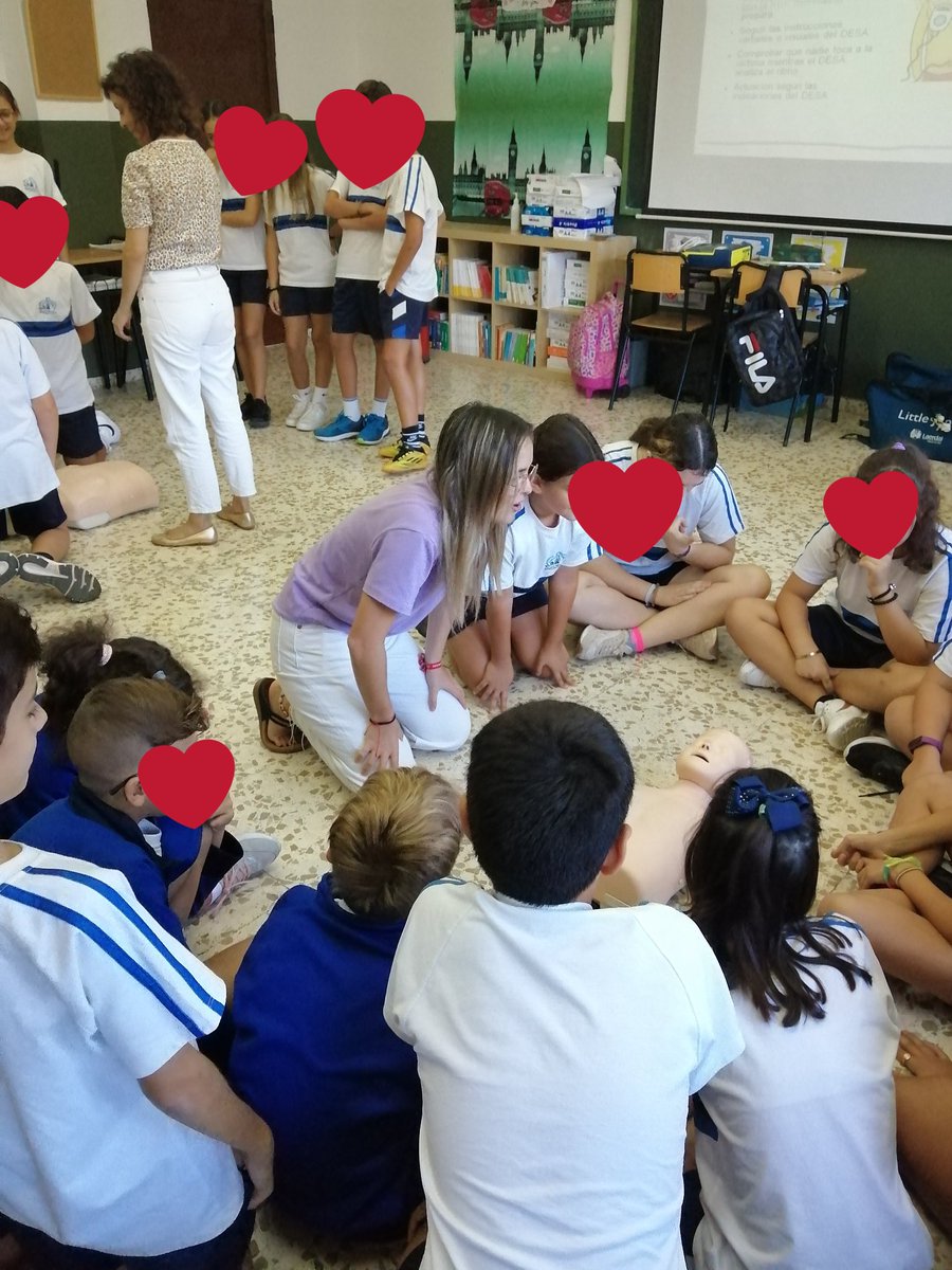 SaludVictoria's tweet photo. Hoy los alumnos de 6° EP de @ColegioReina realizan taller de RCP básica con DESA con profesionales del @SaludVictoria : Andrea (MIR) y Raquel (ERC). https://t.co/r5yKkM0fmO