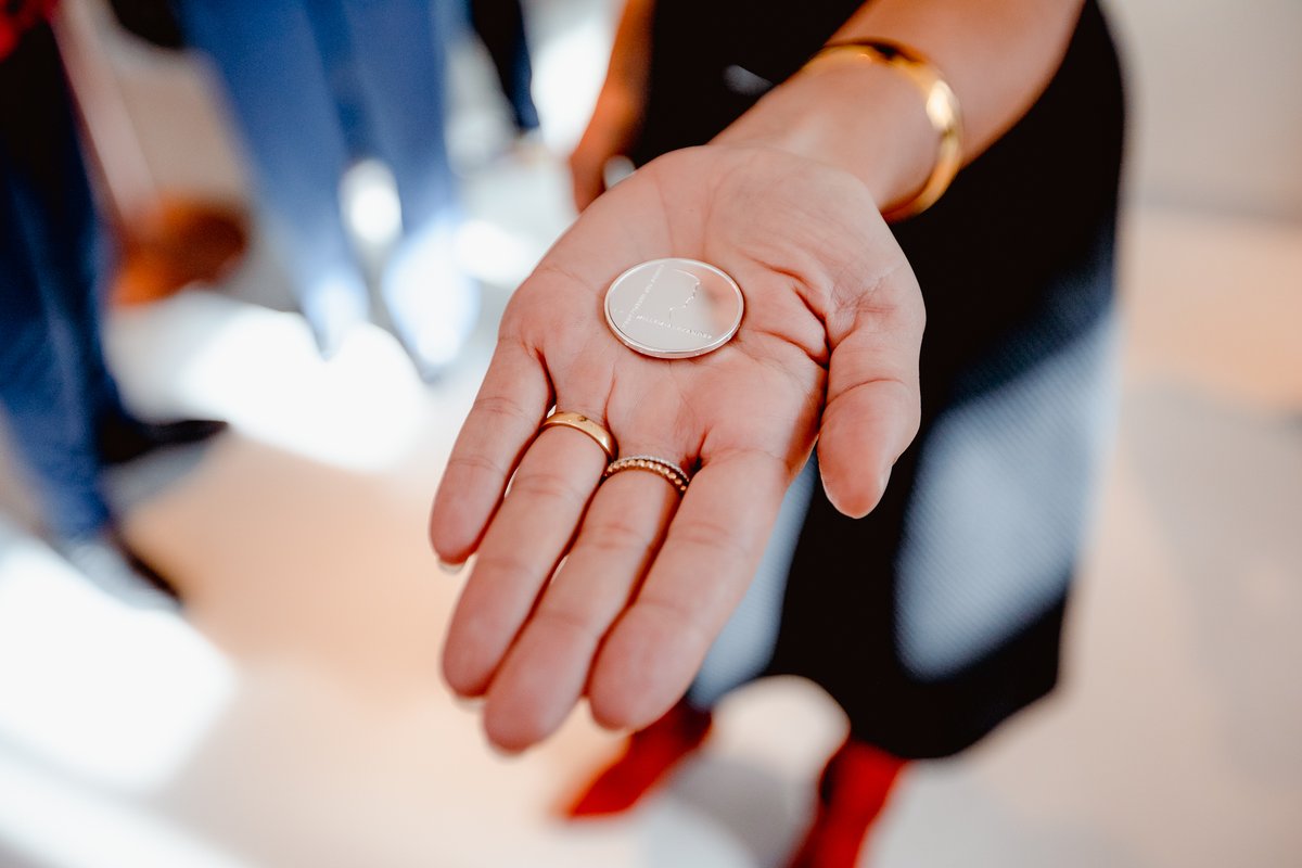 Royal Dutch Mint (@royaldutchmint) on Twitter photo Het Piet Mondriaan Vijfje werd geslagen in opdracht van het ministerie van <a href="/Financien/">Ministerie van Financiën</a>! Bekijk alle uitgiften op knm.nl! Het Piet Mondriaan Vijfje werd geslagen in opdracht van het ministerie van <a href="/Financien/">Ministerie van Financiën</a>! Bekijk alle uitgiften op knm.nl!