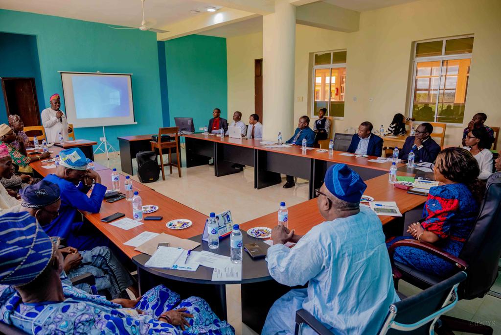 tau_university's tweet photo. The Igbomina People's Worldwide Association paid a courtesy visit to Thomas Adewumi University Community. The guests were recieved by the VC, Professor @ciscaoladipo and the management at the senate chamber, TAU, Oko, Kwara state.
#TAU #taucommunity #morelocelessego https://t.co/XmNlRHXb0w