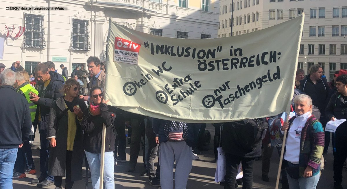 Behindertenorganisationen haben heute in ganz #Österreich zu Demonstrationen aufgerufen. Demonstriert wird für Inklusion und dafür, gleichberechtigt am gesellschaftlichen Leben teilnehmen zu können. @BeateTom war am Ballhausplatz dabei. bit.ly/3CiKqJq