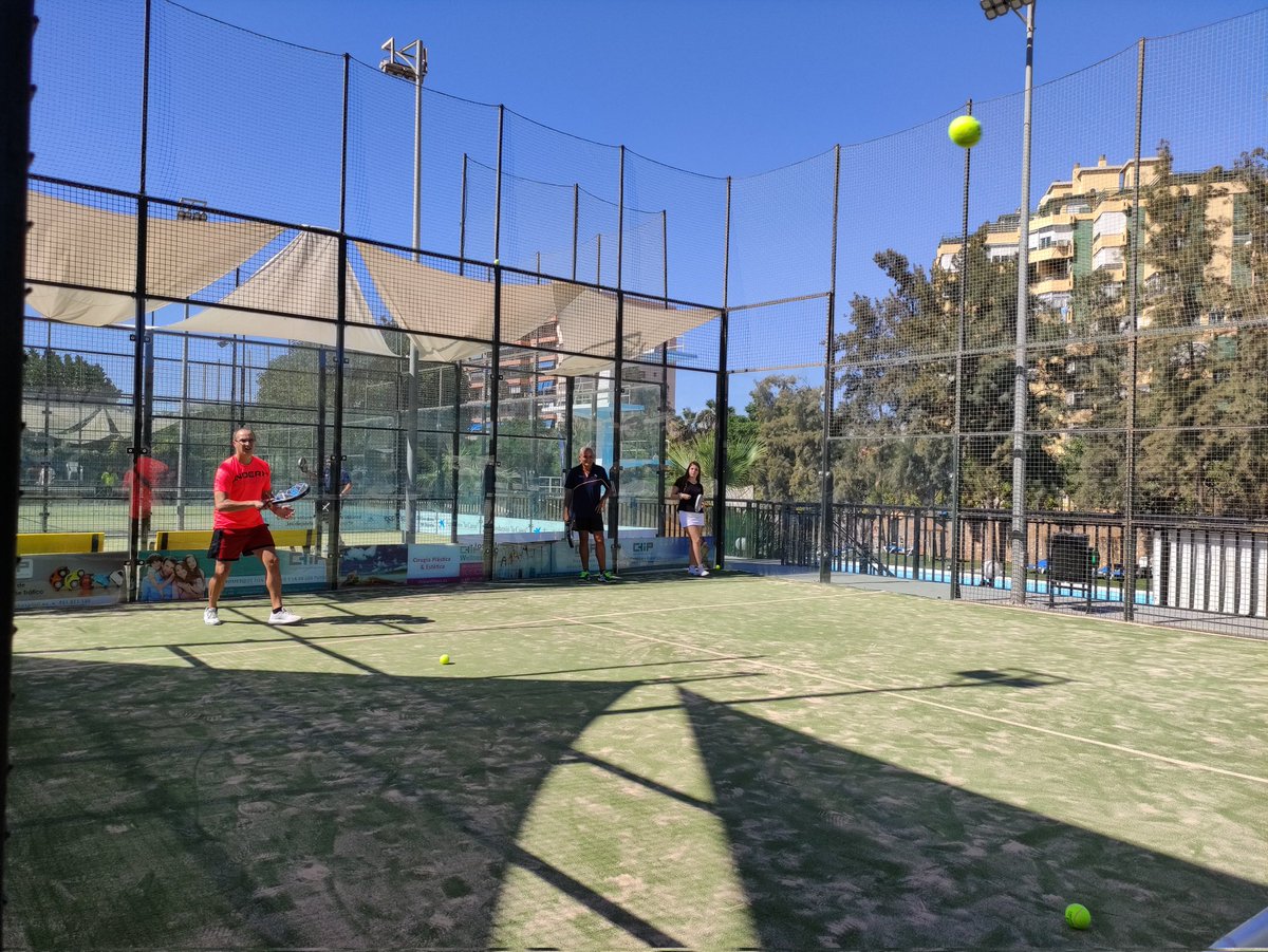 promalaga's tweet photo. Con looks deportivos y raqueta en mano también se pueden hacer negocios. Al menos con #Promálaga sí 😜. La disciplina y la pasión son solo dos puntos en común de todos los que comparten el deporte y la #empresa. Y en eso hemos querido basar este #NetworkingExperience.
#Promálaga https://t.co/hWwcT1iFLp