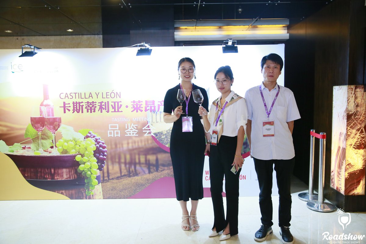 empresasjcyl's tweet photo. #InternacionalizaciónJCyL
Finaliza el RoadShow de #Interwine celebrado en Hangzhou en el que 6 empresas de #Castillayleón con nuestra ayuda dieron a conocer sus vinos entre todos los profesionales del sector que participaron en el evento.
✍ Reportaje https://t.co/9rlzFmnghw https://t.co/52ZDY1fAS6