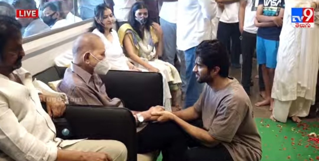 9_jdvrishi's tweet photo. Tough Time Lo Mahesh Anna Ki Icchina Hug, Krishna Gaari Ki Respect Icchina Vidhanam... Yeppatiki Gurtupettukuntam Bro @TheDeverakonda ❣️
#VijayDevarakonda
#MaheshBabu𓃵
#RIPIndiraDeviGaru 
#RIPIndirammaGaru 
#RIPIndiraDevi
@urstrulyMahesh
#MaheshBabu https://t.co/i7sdmYdgLu