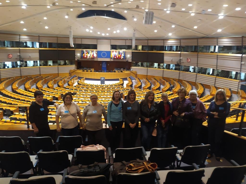Debemos acabar con la #economíasumergida y la exclusión social en Asia, pero también en nuestra propia casa. Todo nuestro apoyo a las <a href="/AparadorasElche/">Aparadoras Elche</a> que están en Bruselas para denunciar la situación de precariedad laboral de las mujeres en la industria del calzado en #España