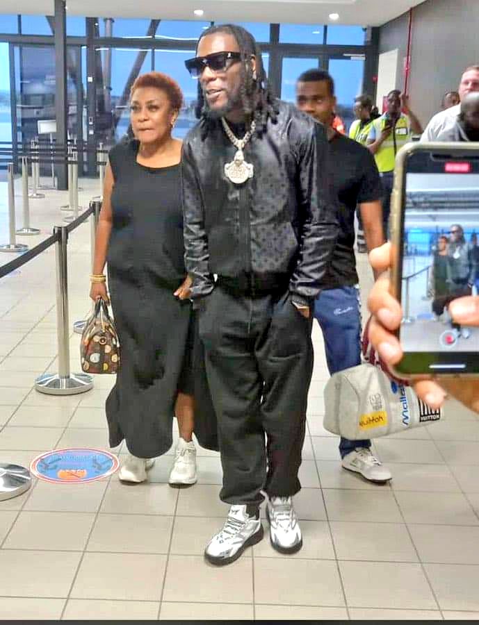 ndumzar21's tweet photo. Me seeing senzo meyiwa behind him.... Ay we need closure guys 😭😏 https://t.co/UUkxhpVH17