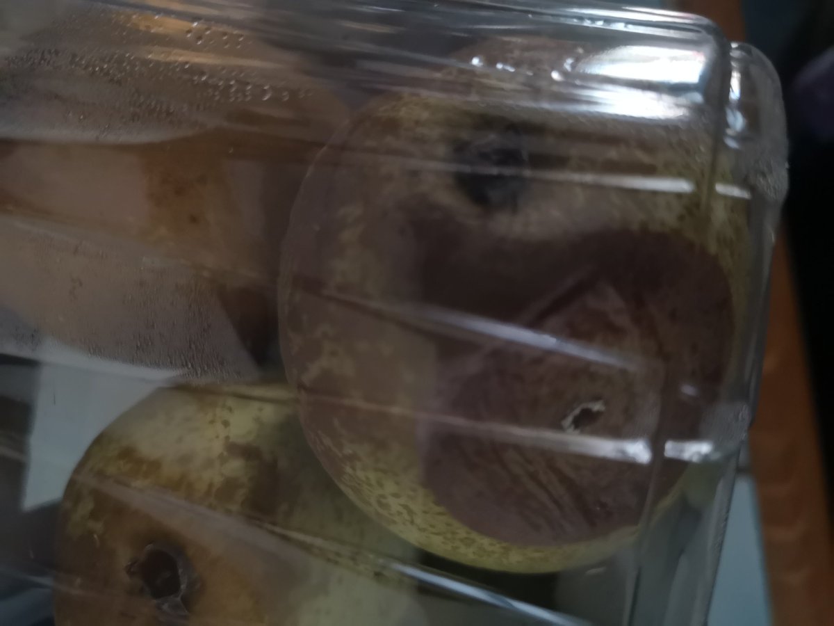 KirstyWarner's tweet photo. #Foodwaste: All for getting rid of #useby dates, but think we should still have a #bestby. Had lots of bread, fruit & veg etc that looks fine on the outside then cut into them & it's #spoilt. Recently it's been eggs, in date, but blown in the boxes & obviously #rotten. https://t.co/5pfqkuooOp