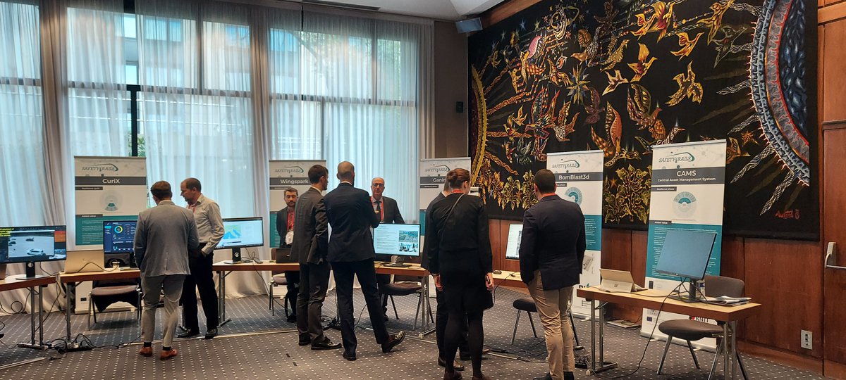 Safety4R's tweet photo. Participants are engaging in an information session with tool providers, gathering insight into each tool's objective and function. https://t.co/dlY8bgiJqN