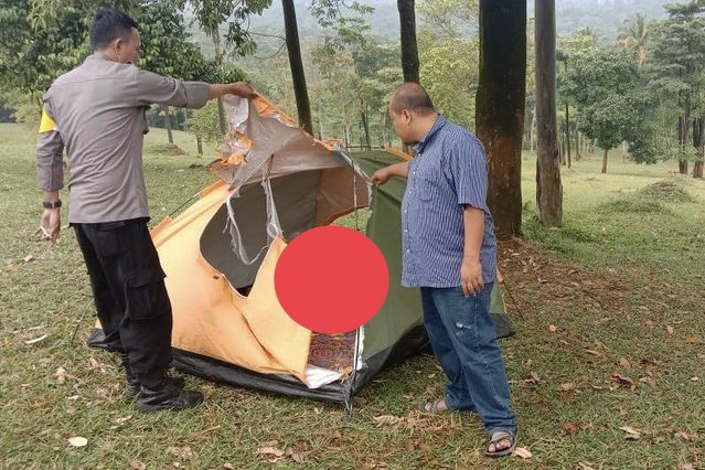 ATMology's tweet photo. Pasangan Kekasih Disambar Petir Di Dalam Khemah, Seorang Terbunuh

Sepasang kekasih disambar petir ketika berada di dalam khemah pada Jumaat, 23 September yang lalu. Pemuda yang terkorban itu dikenali sebagai Ikhwanul Mukminin, 19. https://t.co/jCii7pdxMB