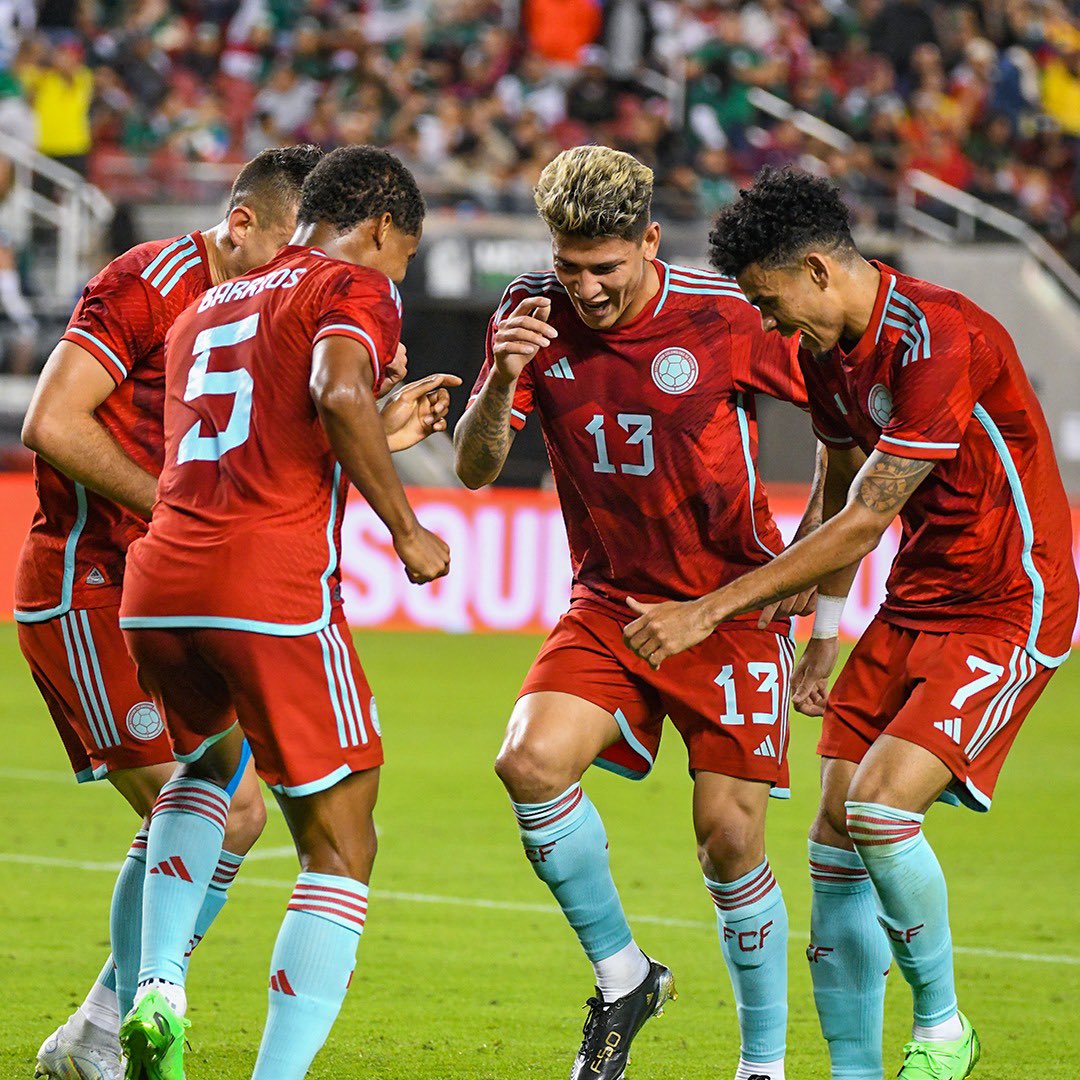 FootEnColombie_'s tweet photo. Dans un match fou la Colombie s’est imposé 3-2 face au Mexique cette nuit !

Grâce notamment a un doublé de Luis Sinisterra et au premier but de Wílmar Barrios sous le maillot des Cafeteros !

📸 @FCFSeleccionCol https://t.co/NAjBZlkRFq