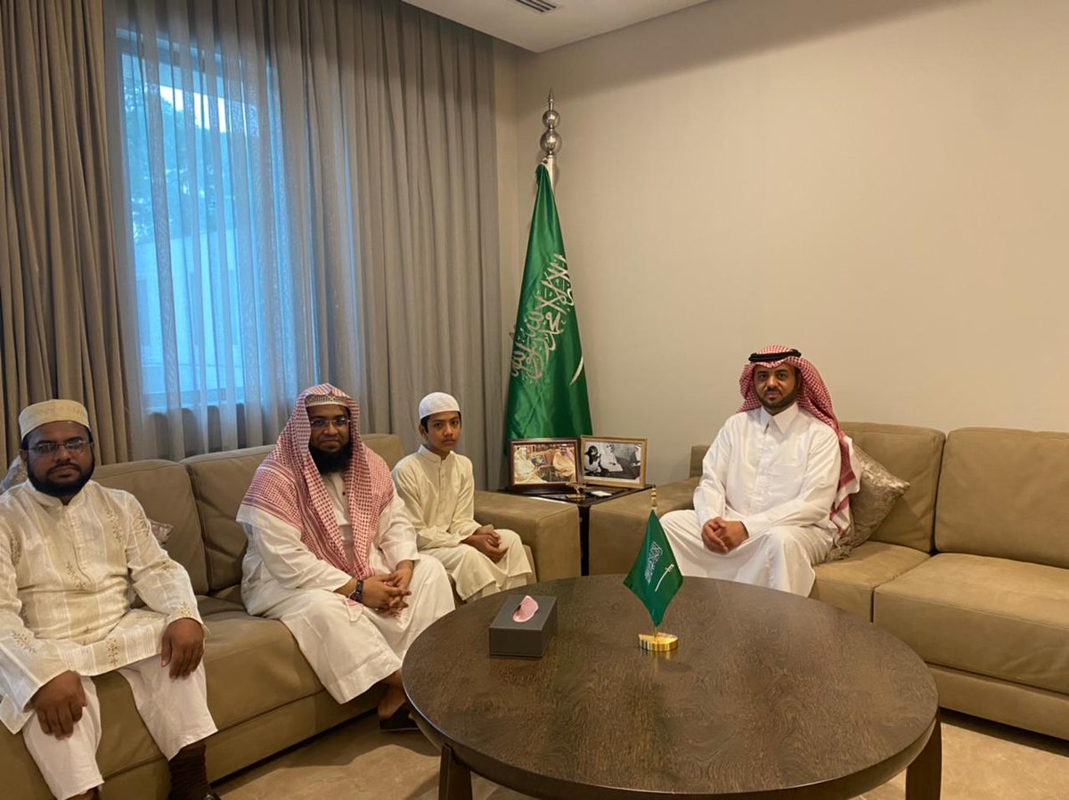 KSAembassyBD's tweet photo. استقبل سعادة السفير عيسى بن يوسف الدحيلان بمكتبه الفائز بالمركز الثالث من الفرع الرابع بمسابقة الملك عبد العزيز الدولية لحفظ القرآن الكريم وتلاوته وتفسيره الطالب البنغلاديشي صالح أحمد تكريم وقد هنأ سعادته الطالب على تحقيقه لهذا المركز متمنيًا له التوفيق. https://t.co/RaBXjlHZpi