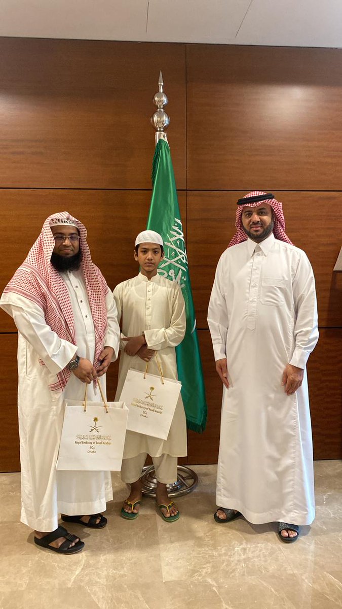 KSAembassyBD's tweet photo. استقبل سعادة السفير عيسى بن يوسف الدحيلان بمكتبه الفائز بالمركز الثالث من الفرع الرابع بمسابقة الملك عبد العزيز الدولية لحفظ القرآن الكريم وتلاوته وتفسيره الطالب البنغلاديشي صالح أحمد تكريم وقد هنأ سعادته الطالب على تحقيقه لهذا المركز متمنيًا له التوفيق. https://t.co/RaBXjlHZpi