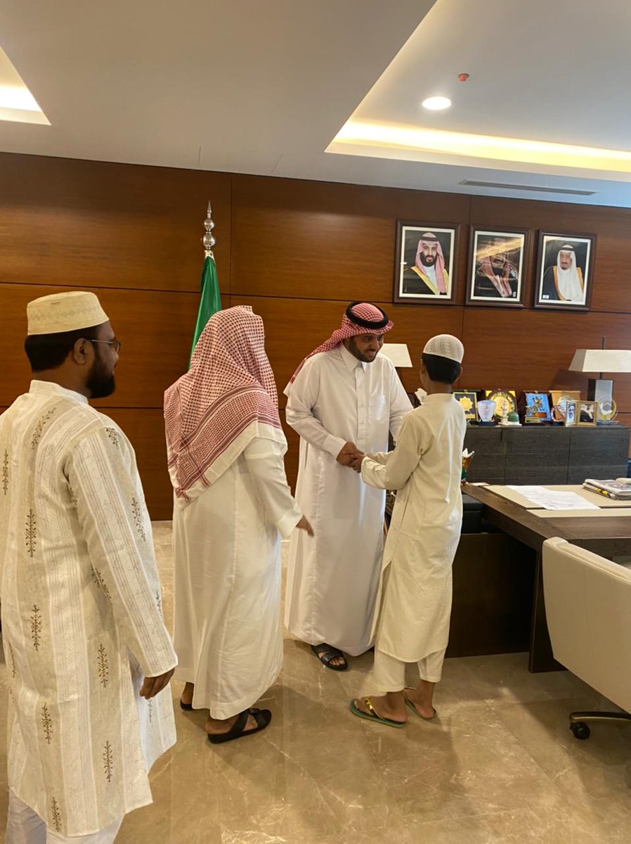 KSAembassyBD's tweet photo. استقبل سعادة السفير عيسى بن يوسف الدحيلان بمكتبه الفائز بالمركز الثالث من الفرع الرابع بمسابقة الملك عبد العزيز الدولية لحفظ القرآن الكريم وتلاوته وتفسيره الطالب البنغلاديشي صالح أحمد تكريم وقد هنأ سعادته الطالب على تحقيقه لهذا المركز متمنيًا له التوفيق. https://t.co/RaBXjlHZpi