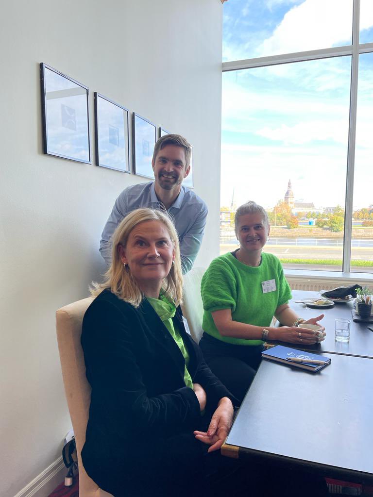 ParjanenLotta's tweet image. Euroopan poliisioppilaitosten #AEPC tapaaminen Riiassa. Norjalaiset puhuivat poliisien mentoroinnista, mikä voisi toimia myös meillä. Latvian poliisikoulun johtaja ja Ukrainan edustaja, joka piti tunteikkaan puheen maan tilanteesta ja koulutuksesta. #PHS, #Polamk, @mlcdamen