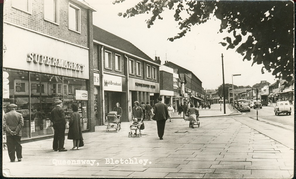 We are recruiting a Creative Co-ordinator to help us bring MK people's history to life - details: livingarchive.org.uk/content/news/w…

#placemaking #community #memories #history #miltonkeynes #heritage  #archive #communityarts #inclusion #diversity <a href="/CultureMK/">CultureMK</a>

Pic:  Bletchley 1970.