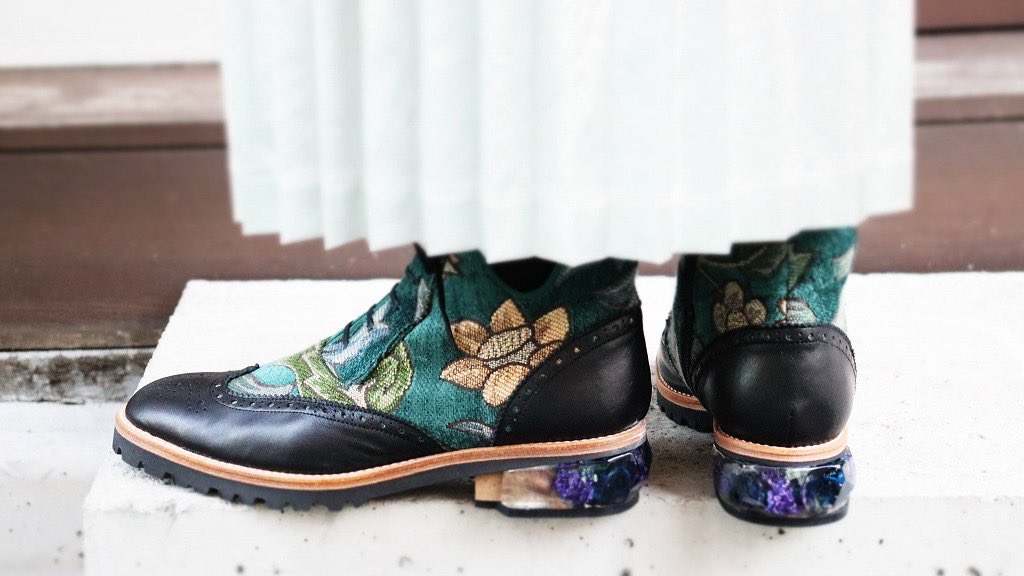 特別な一足をお届けします。 「血は静かに君を巡る」 近日オンラインに