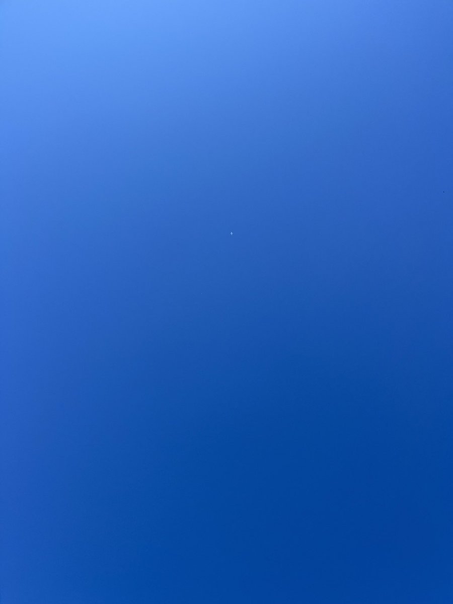 PamOnTour's tweet photo. There is no airplane in this image.
#Planespotting
#YesThereIs https://t.co/hnmT7bxVtU