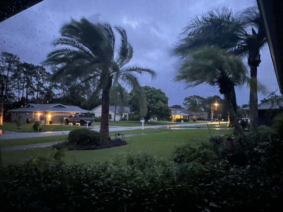 NDN_LLayden's tweet photo. Ian nears Cat 5. Winds whipping up in Bonita. https://t.co/UwVwS2imkQ