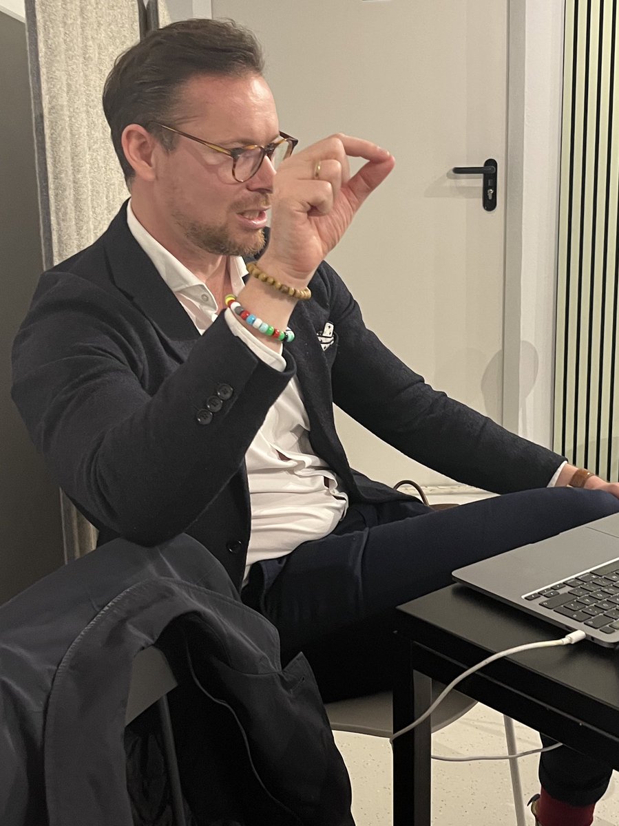 Fascinating deep dive on how digital infrastructures create opportunities for innovation and business model development by <a href="/volker_stocker/">Volker Stocker</a>: „The guard rails for doing digital business are changing“ Thanks so much for a great talk! <a href="/JWI_Berlin/">Weizenbaum-Institut</a>