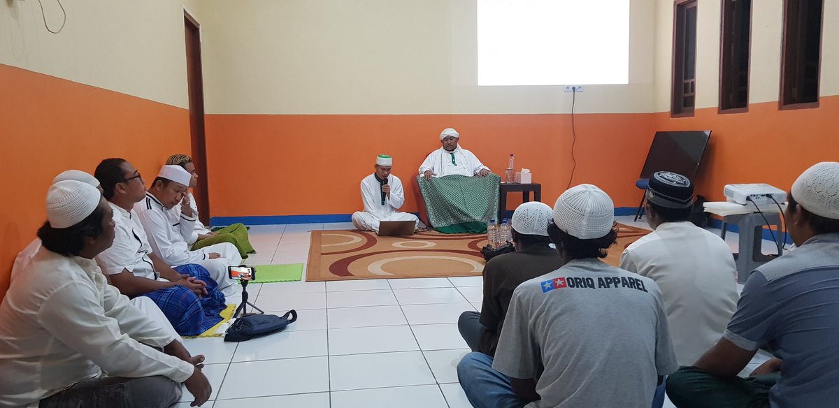 linurulinsan's tweet photo. Pengajian/Majelis Ilmu ke-3 yang dilaksanakan di Pendopo Gojep Jamaah Laduna Ilma NI Kab. Biak Numfor yang dirangkaikan dengan dzikir dan doa yang dipimpin oleh Imam Sukron dengan pembahasan materi kali ini yakni "Marifatul Ilham atau Mengenal Ilham" https://t.co/NF8gKt56nZ