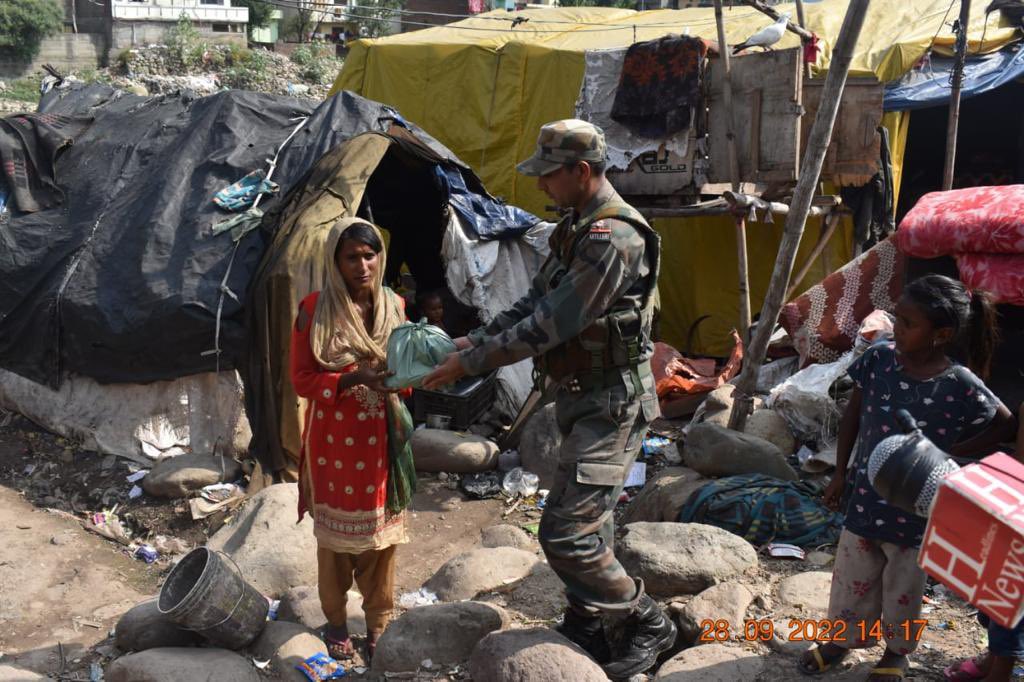 DioRajouri's tweet photo. #IndianArmy #AceOfSpadesGunners celebrated GunnersDay in unique way- provided essentials to under privileged and needy persons at #Rajouri
#ArmyforAwam
#wecare
@diprjk
@Whiteknight_IA https://t.co/PNYi3xN5sg