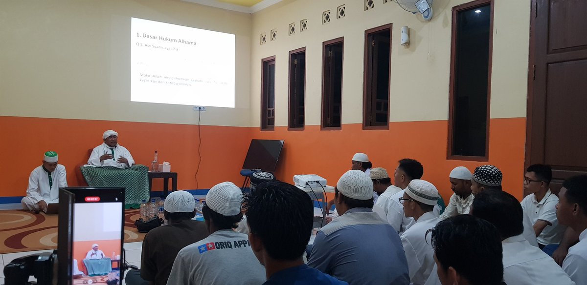 linurulinsan's tweet photo. Pengajian/Majelis Ilmu ke-3 yang dilaksanakan di Pendopo Gojep Jamaah Laduna Ilma NI Kab. Biak Numfor yang dirangkaikan dengan dzikir dan doa yang dipimpin oleh Imam Sukron dengan pembahasan materi kali ini yakni "Marifatul Ilham atau Mengenal Ilham" https://t.co/NF8gKt56nZ