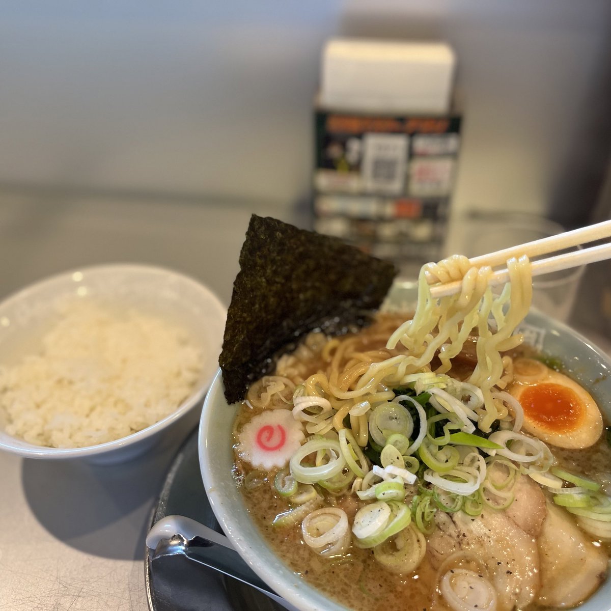 XDtaidamask's tweet photo. @CPKagetsuArashi 嵐げんこつらーめん #5GMAX
私は元々「藤崎屋」が好きなので、それと他のメニューを混ぜちゃいましたって、どーなのよ?って立ち位置でしたが、悪くないね。
太麺で食べ応えがあり後味は家系ラーメン藤崎屋。
でも、昔ながらなラーメン感を演出。
とんでも欲張りな、絶妙なバランスですね。 https://t.co/0XrD3EatNR