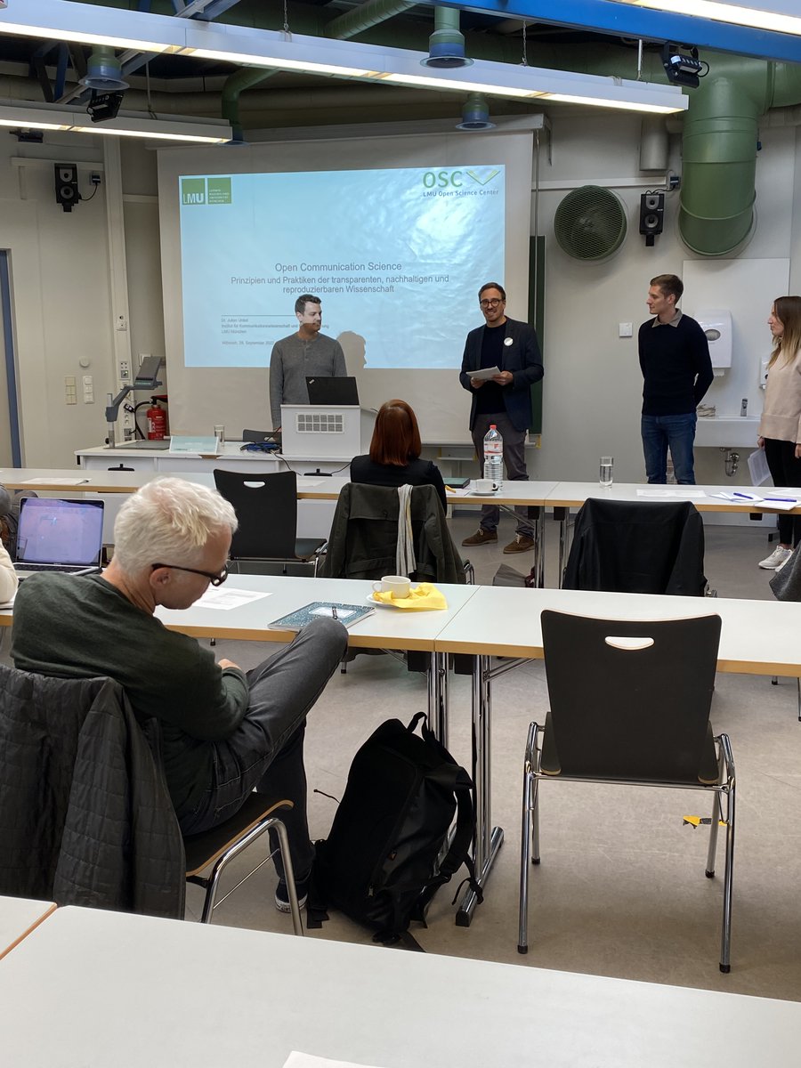 Los geht die #poljour22 an der <a href="/TrierUni/">Universität Trier</a>! Gestartet wird mit einem Open-Communication-Science-Workshop moderiert von <a href="/julian_unkel/">Julian Unkel</a>, organisiert durch <a href="/mijofo_/">mijofo</a> und <a href="/NapoKo_/">NapoKo</a>