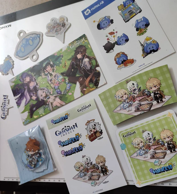 Hoyofest set meal freebies~By a maniacal stroke of luck, someone at our table ended up with two acrylics instead of one, and both are Childe, so I gave my Barbara back to obtain the Childe.The random characters  Zhongli, Ganyu, Childe, and Barbara! 