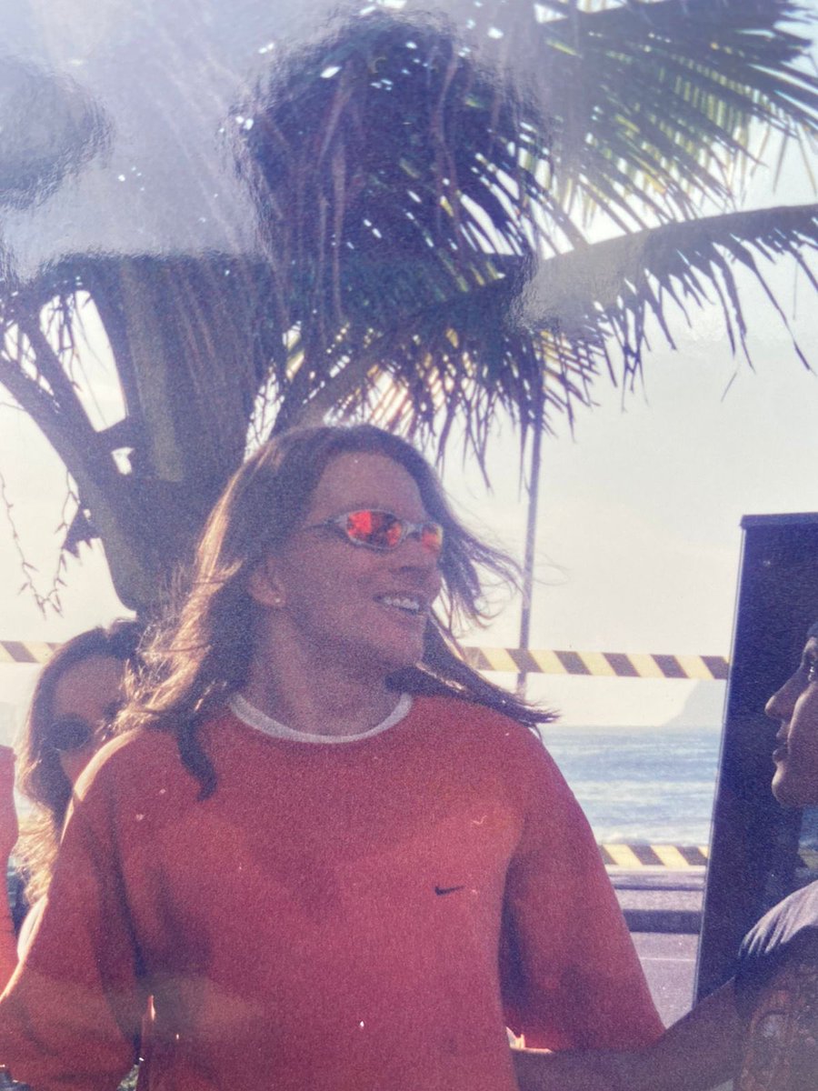 esse axl rose rolezeiro, de cria me quebrou, que homem lindo, sério.