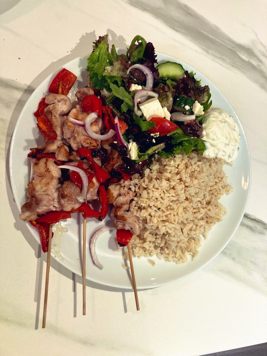 ChefSalisbury's tweet image. Chicken and red pepper kebabs, brown rice, Greek salad served with tarragon and red onion yoghurt sauce. 

#privatechef
#performancechef
#eliteathlete