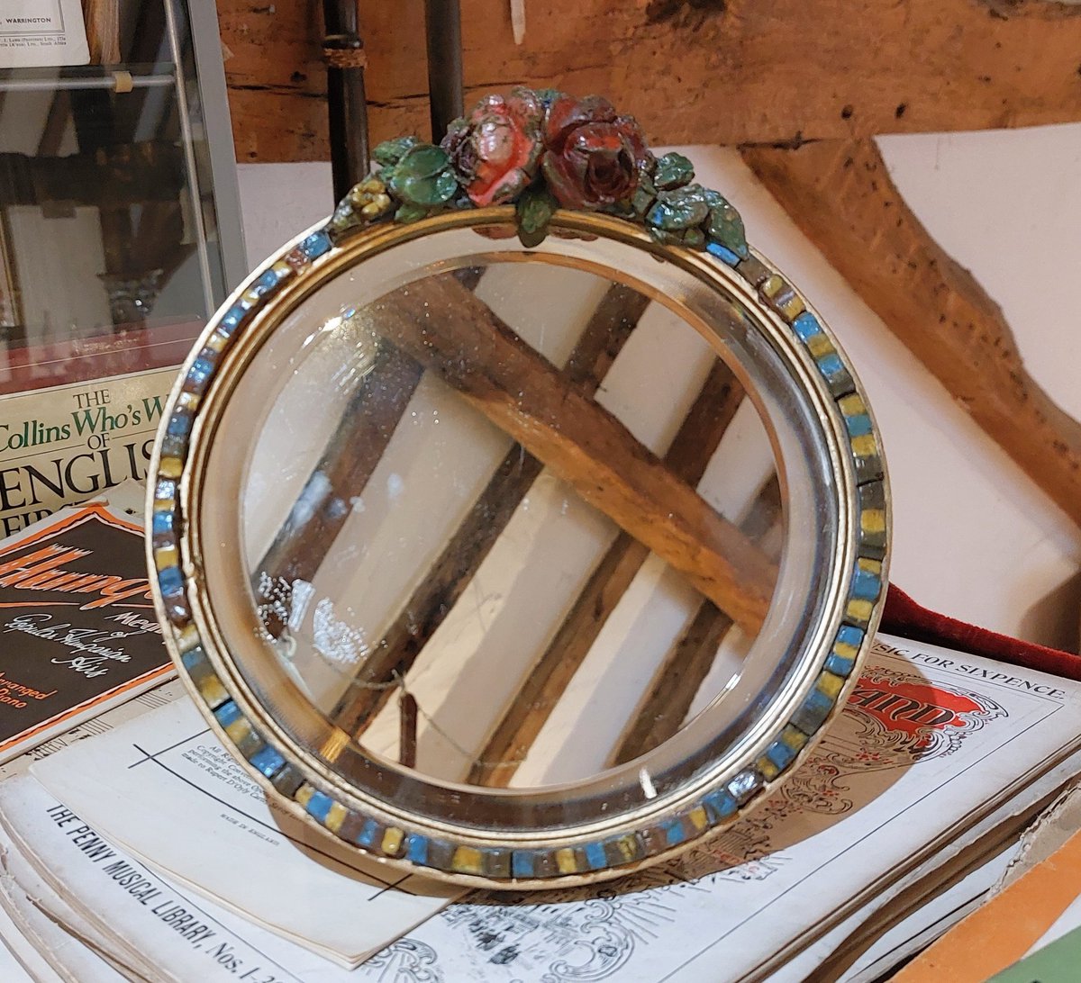 eversleybarn's tweet photo. #frenchmirror #dressingtablemirror #mahoganymirror #vintagemirrors #antiquemirrors #judismithantiques #eversleybarnantiques https://t.co/EOZti52Ilz