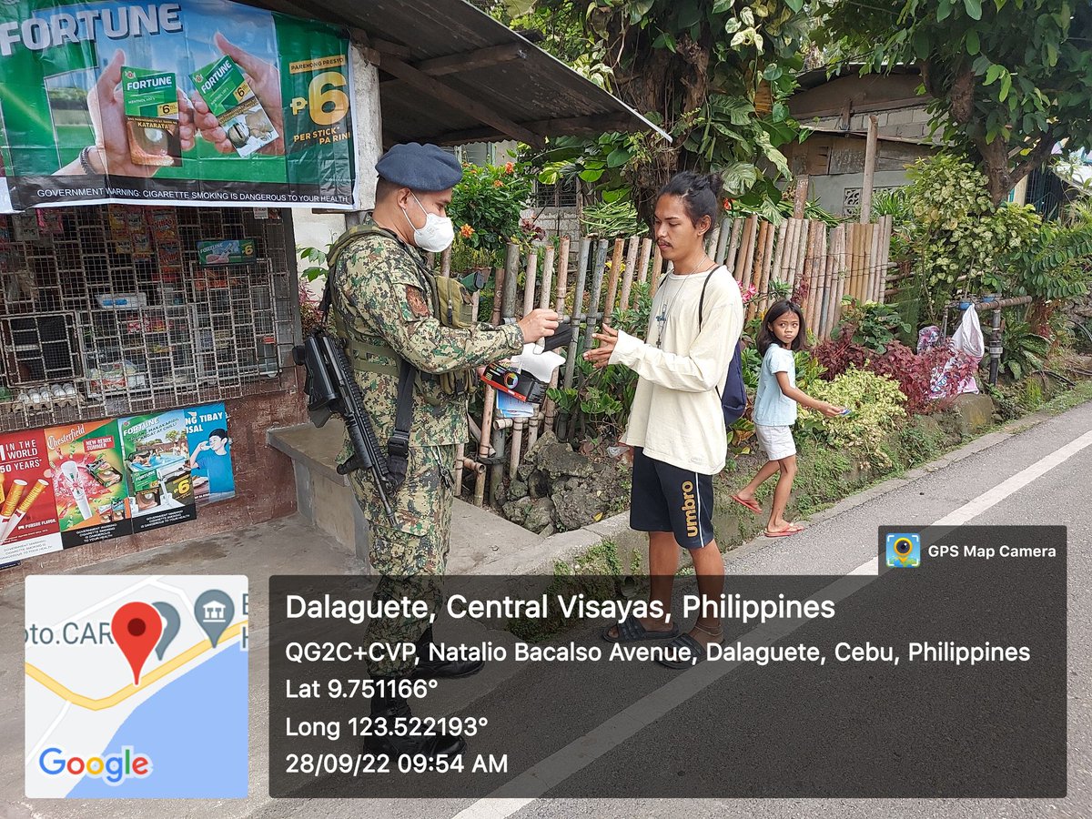 Rpscoyrpsb7's tweet photo. "Health Safety, Our Priority"
LOOK | RMFB 7, Dalaguete - Personnel of Technical Support Company Pat Morito John T Bulandres  gave face mask to the residents of Brgy. Poblacion, Dalaguete, Cebu on September 28, 2022 at 09:54 in the morning. https://t.co/flurAYQ9LT