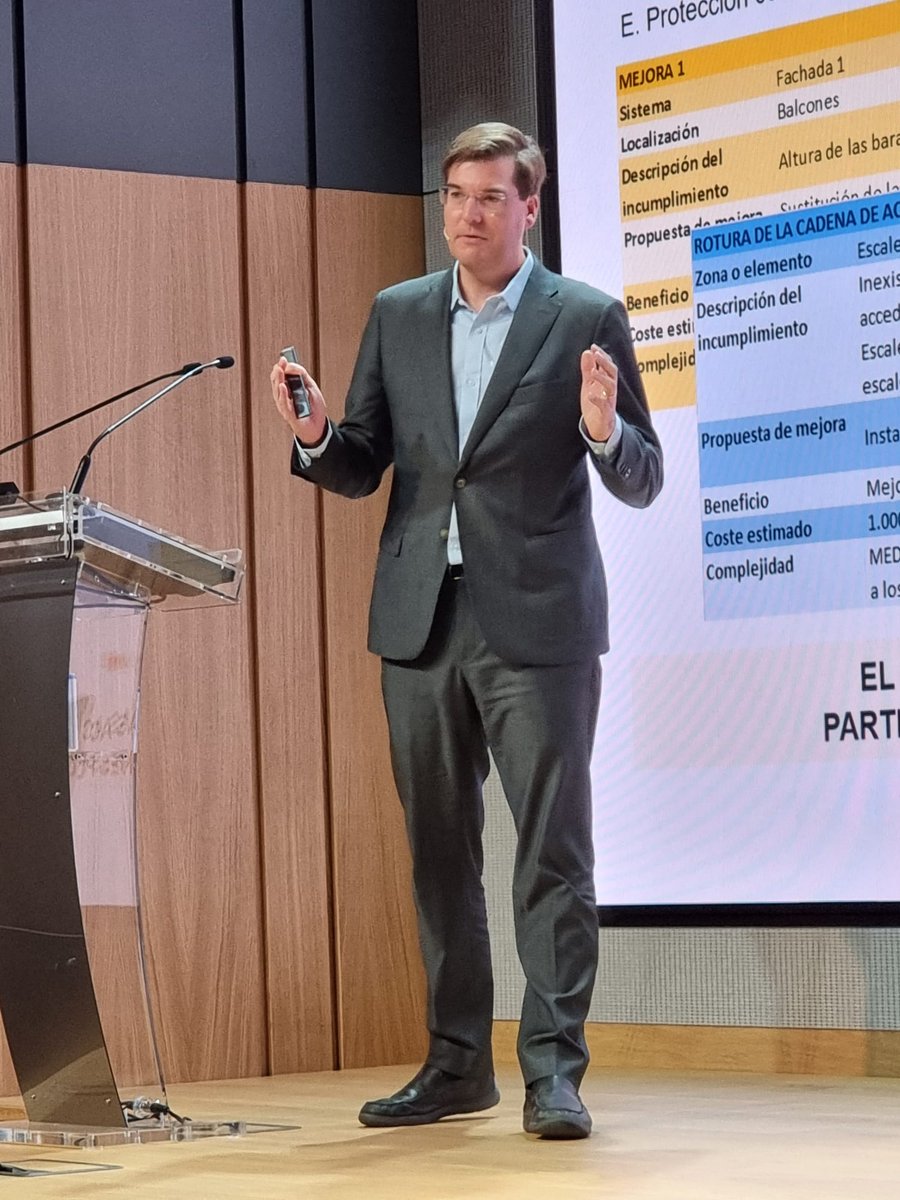 MPropietarios's tweet photo. Pedro Maqueda recuerda que "el objetivo principal del #LibrodelEdificio es evaluar el edificio en relación a las prestaciones que éste debería ofrecer si fuera nuevo".
#ComunidadesdePropietariosNextGeneration https://t.co/OxN6QwRtsR