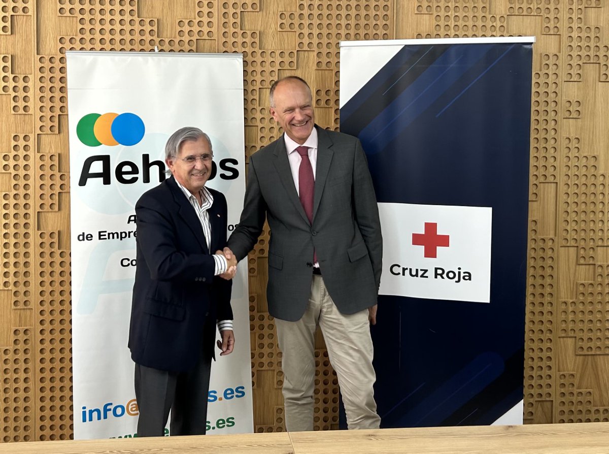 CREMalaga's tweet photo. Esta mañana hemos firmado un acuerdo con @AEHCOS para propiciar la empleabilidad de personas vulnerables que atendemos desde el #PlanEmpleoCruzRoja. Se trata de una bonita oportunidad para lanzar conjuntamente sesiones de orientación o cursos de capacitación profesional 💪 https://t.co/homi1ztE5F