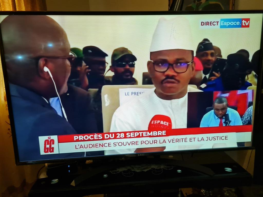 Félicitations à #EspaceFm qui nous permet de suivre en direct la cérémonie d'ouverture du #Proces des massacres du 28/09/09. Avec de bonnes interviews réalisées par ses reporters #MohamedMara et #MohamedCamara #médias <a href="/LamineGuirassy/">LAMINE GUIRASSY</a> #Guinee