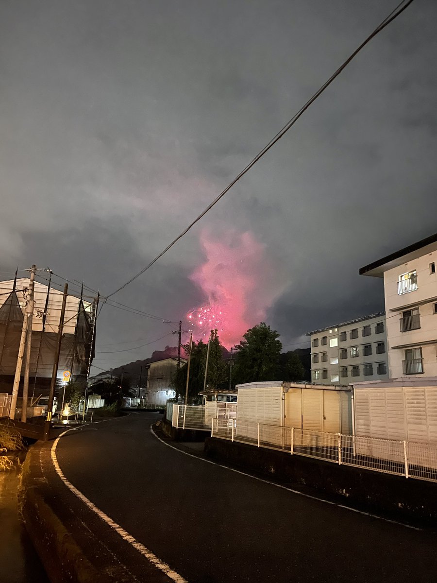 matsu_en's tweet photo. 高知市、なぜか突然の夜中花火。

ビビった… https://t.co/BNkeGwiEvv