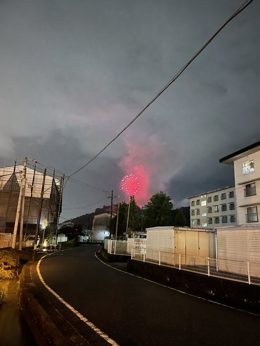 matsu_en's tweet photo. 高知市、なぜか突然の夜中花火。

ビビった… https://t.co/BNkeGwiEvv