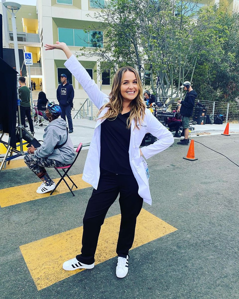 Grey s Anatomy On Twitter JO WILSON WEARING BLACK SCRUBS grey-s-anatomy-on-twitter-jo-wilson-wearing-black-scrubs