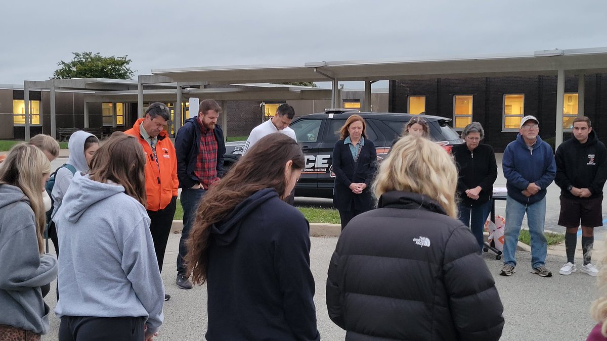 LatrobeHighPost's tweet photo. FCA leaders Lily Fenton and Emily Schrum lead the student body in prayer to honor the global prayer movement that is student-initiated,-organized, -led. #GL #GREATerLatrobe #blessedbeyond https://t.co/2AlR1qGSGD